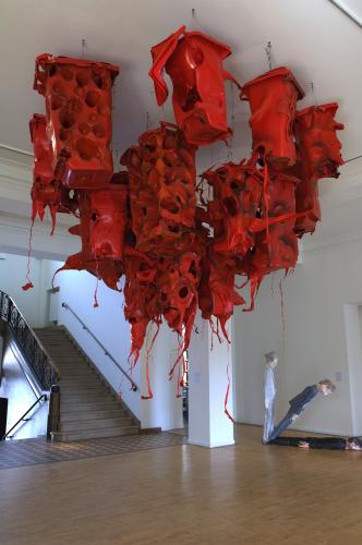 Anita Molinero, Sans titre, 2005. Installation in situ, 22 poubelles rouges en PVC, déformation par chaleur. Fonds National d'Art Contemporain. © Christian Mosar.